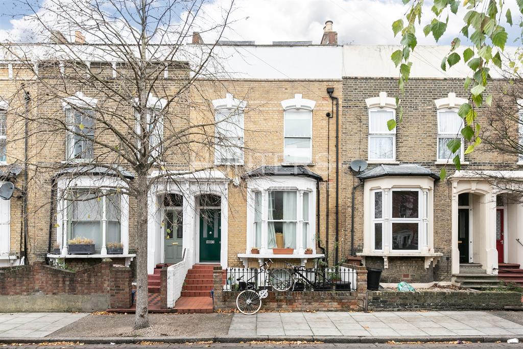 Narford Road, London, E5 2 bed £2,400 pcm (£554 pw)