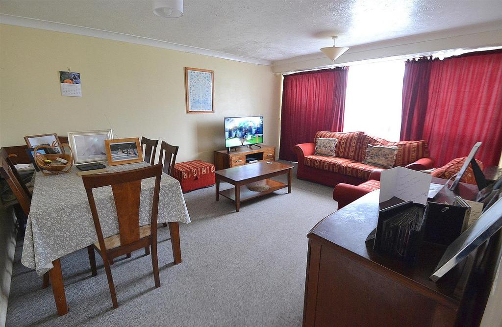 The Ridgeway, Herstmonceux, Hailsham 3 bed detached bungalow £320,000
