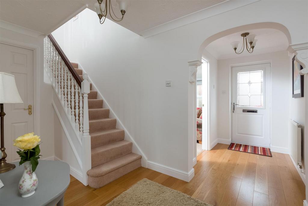 Hawthorn Way, ShipstononStour 4 bed detached house £550,000