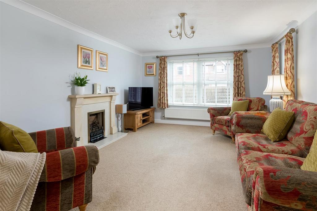 Hawthorn Way, ShipstononStour 4 bed detached house £550,000