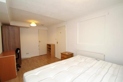 5 bedroom house to rent - Barchester Close, Uxbridge