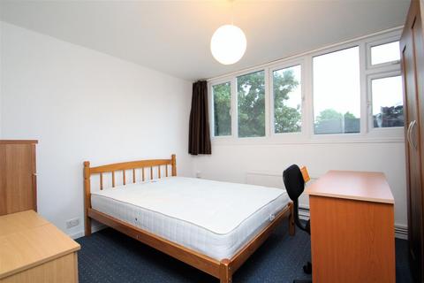 5 bedroom house to rent - Barchester Close, Uxbridge