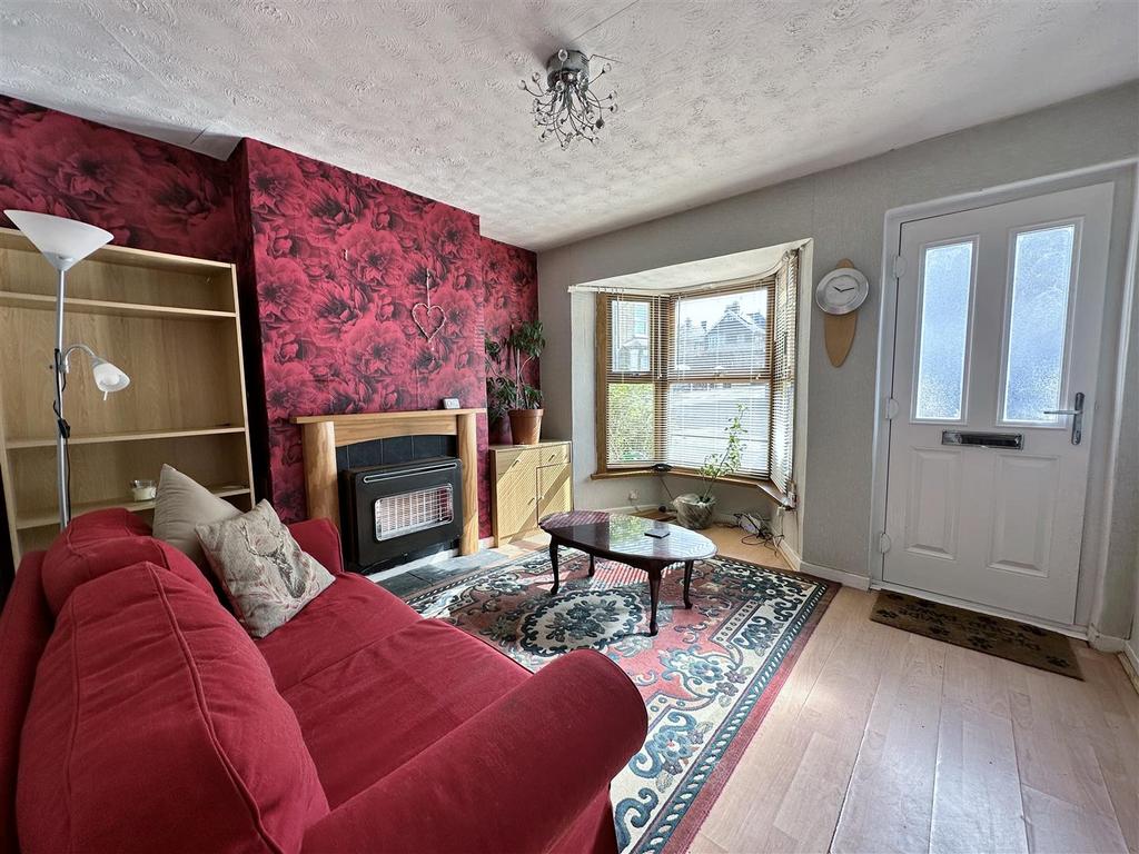 Kings Road, East Cowes 2 bed terraced house £165,000