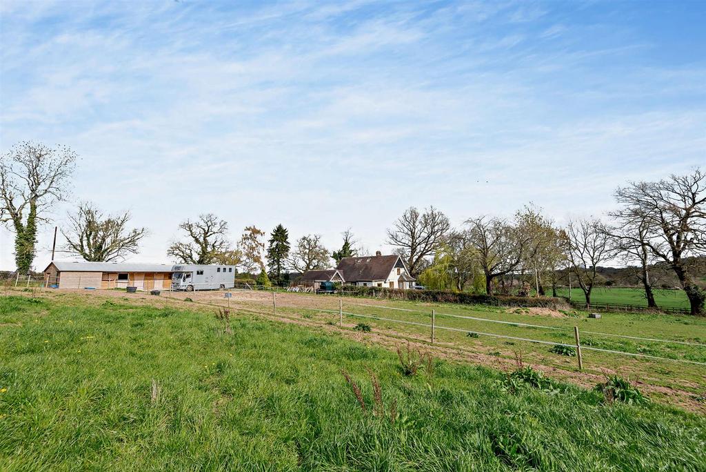 Garth Stewart, Erbistock, Wrexham... 3 bed equestrian property £730,000