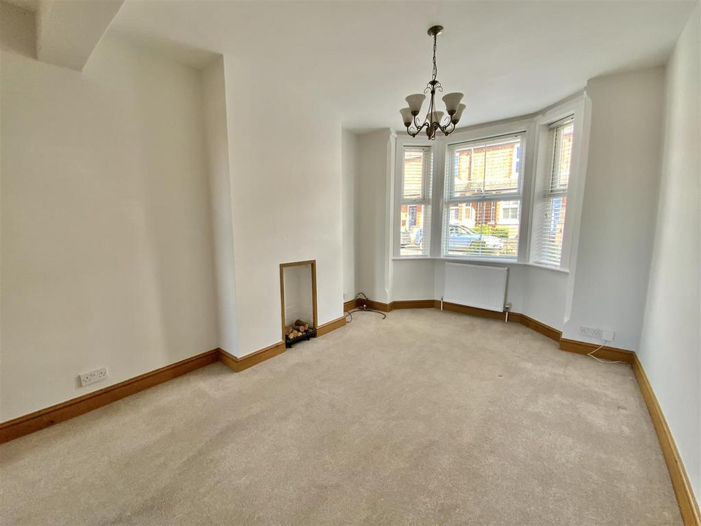 Clarence Road, Stony Stratford... 3 bed terraced house £1,400 pcm (£