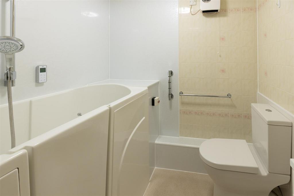 4 F8 A2195.jpg
