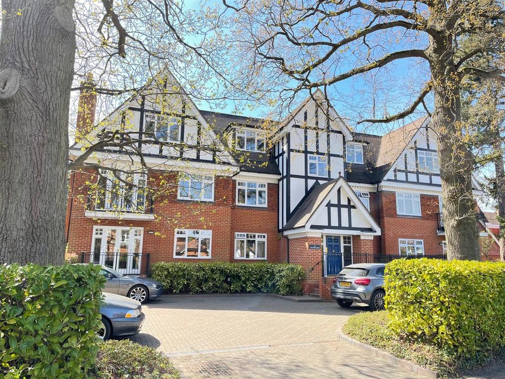 The Brecons, 27 Woodlands Grove... 2 bed apartment £1,650 pcm (£381 pw)