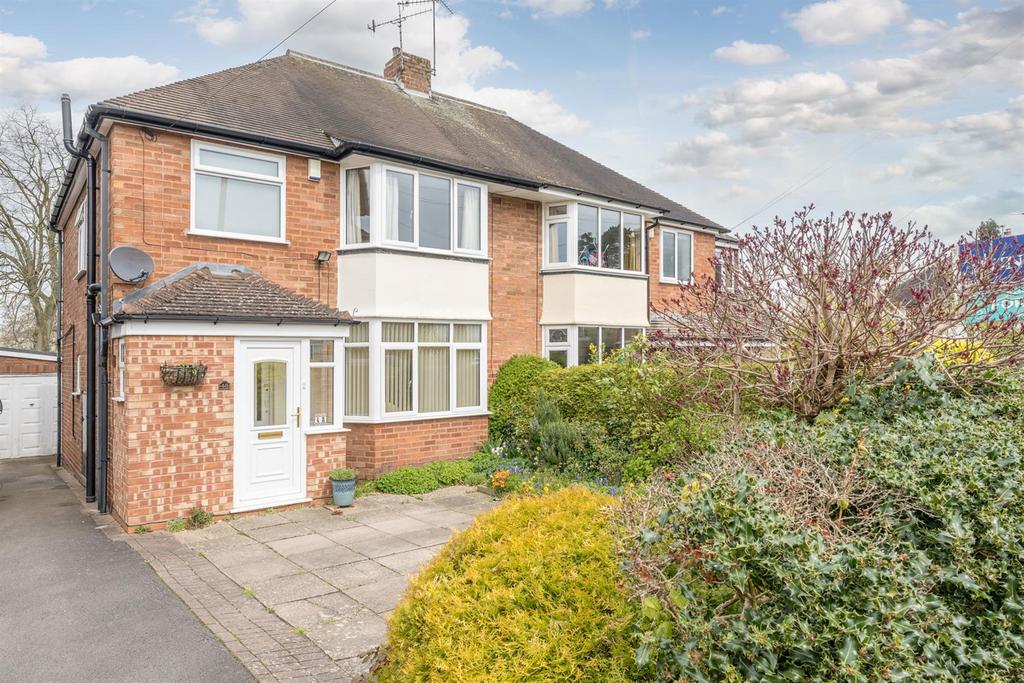 Court Crescent, Kingswinford, DY6 9RL 3 bed semidetached house £274,000