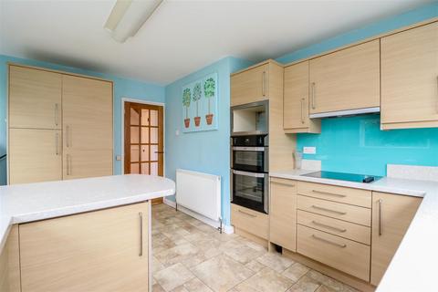 18 Fay Road, Horsham, RH12 2LG