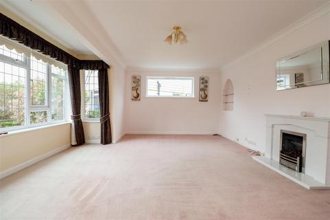 18 Fay Road, Horsham, RH12 2LG