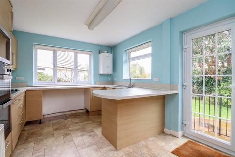 18 Fay Road, Horsham, RH12 2LG