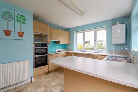 18 Fay Road, Horsham, RH12 2LG
