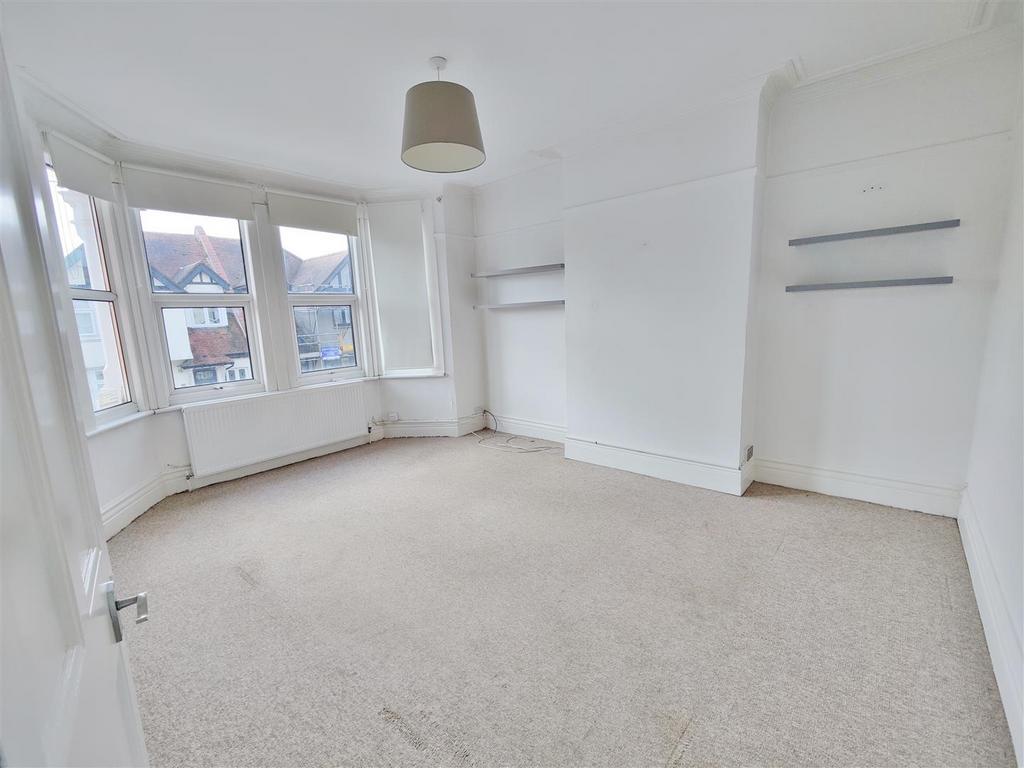 Sunningdale Avenue, Leigh On Sea 2 bed flat £1,100 pcm (£254 pw)