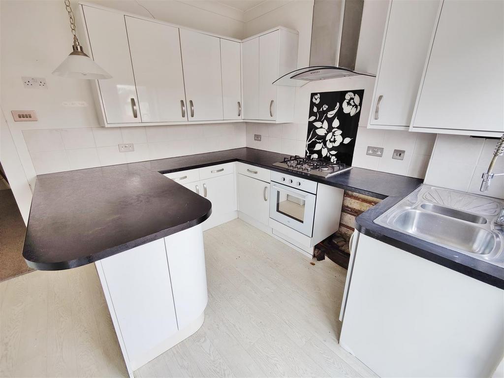 Sunningdale Avenue, Leigh On Sea 2 bed flat £1,100 pcm (£254 pw)