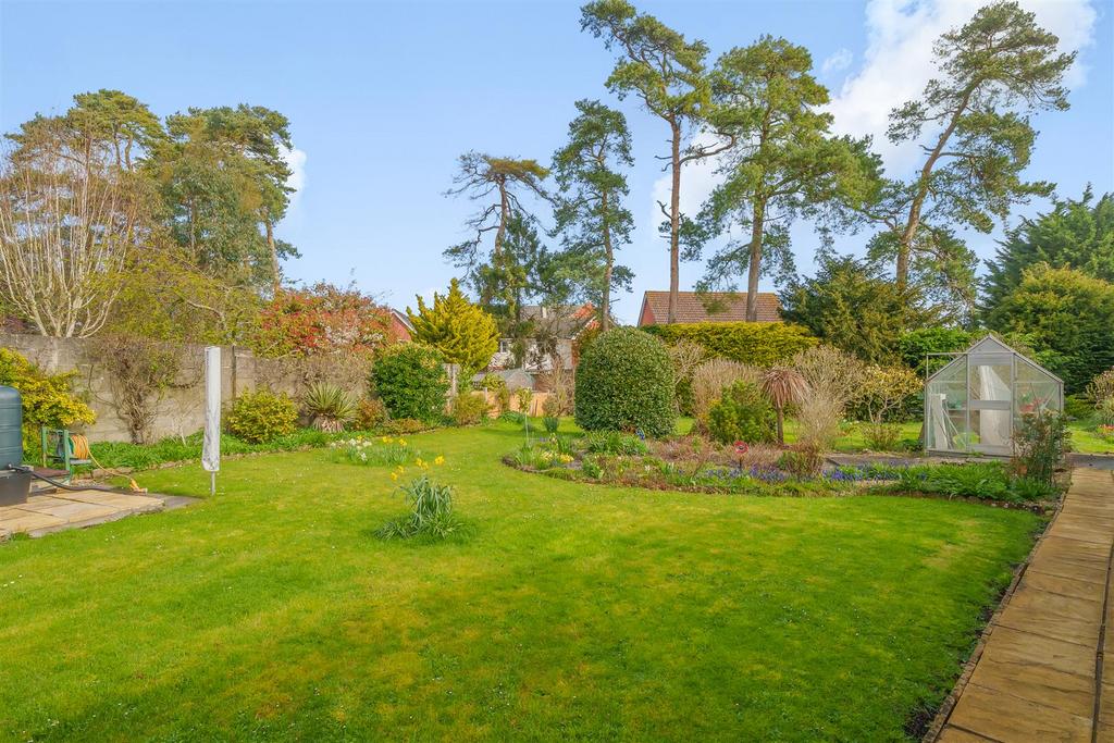 Roundway Park, Devizes 3 bed semidetached house £415,000