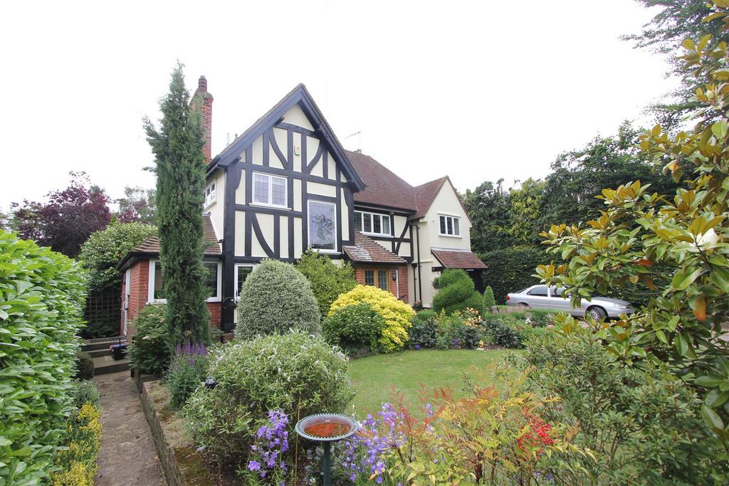 Mill Hill, Shenfield, Brentwood, Essex. 3 bed detached house for sale