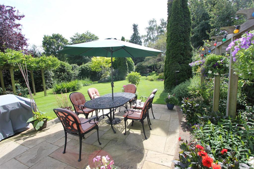 Mill Hill, Shenfield, Brentwood, Essex. 3 bed detached house for sale