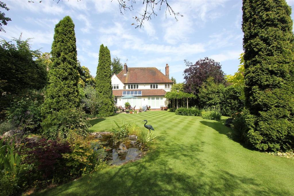 Mill Hill, Shenfield, Brentwood, Essex. 3 bed detached house for sale