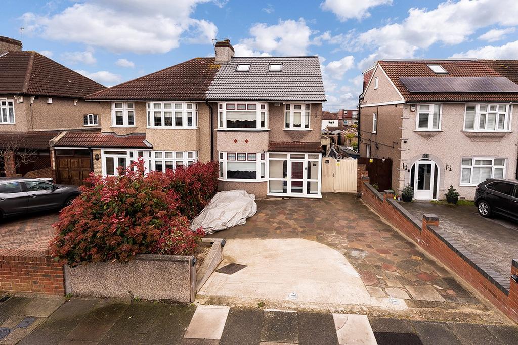 King Harolds Way, Bexleyheath, Kent, DA7 4 bed semidetached house for