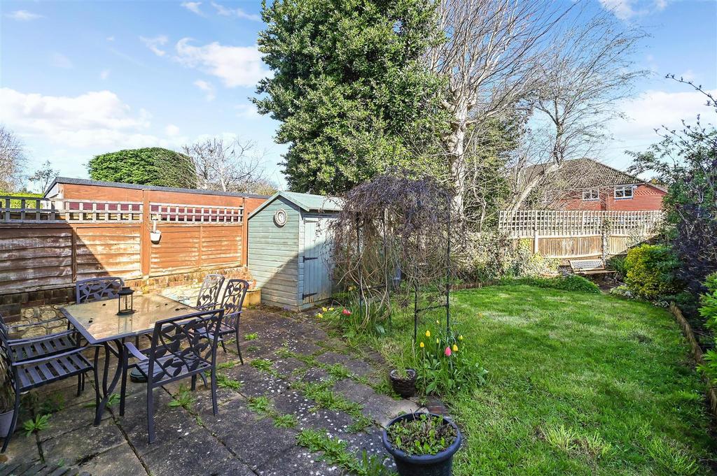 Olivers Meadow, Westergate, Chichester 3 bed semidetached house for
