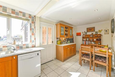 48 Olivers Meadow, Westergate, Chichester, PO20 3YA