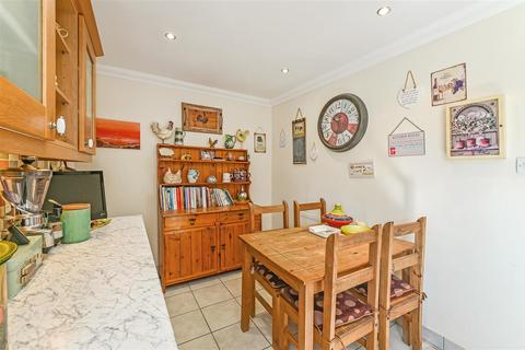 48 Olivers Meadow, Westergate, Chichester, PO20 3YA