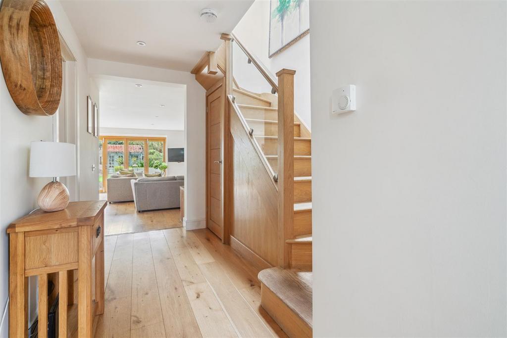 Chestnut Rise, Bushey 3 bed detached house £850,000
