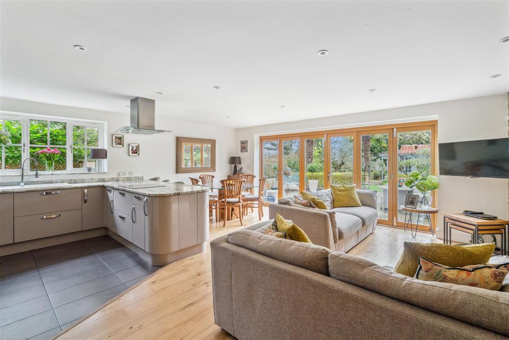 Chestnut Rise, Bushey 3 bed detached house £850,000