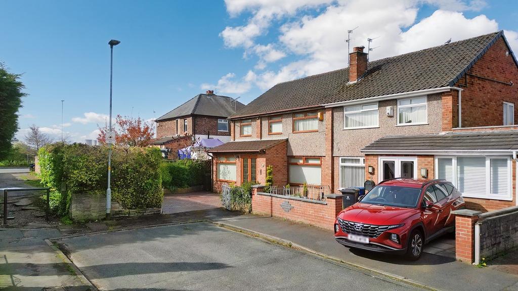 Keith Avenue, Great Sankey... 4 bed semidetached house £300,000