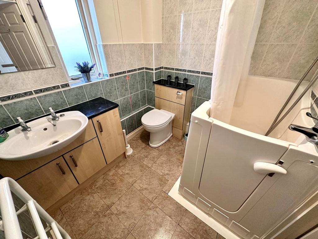 The Grove, Stowmarket, IP14 2 bed retirement property £65,000