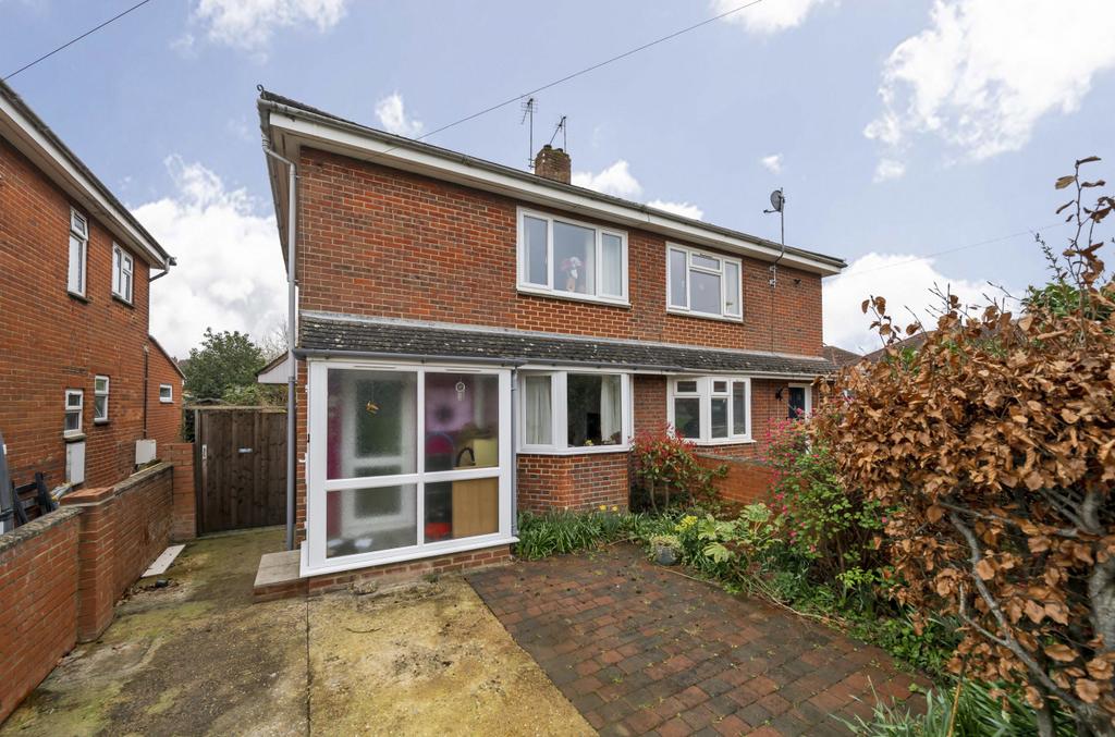 Malmesbury Road, Romsey, Hampshire, SO51 2 bed semidetached house for