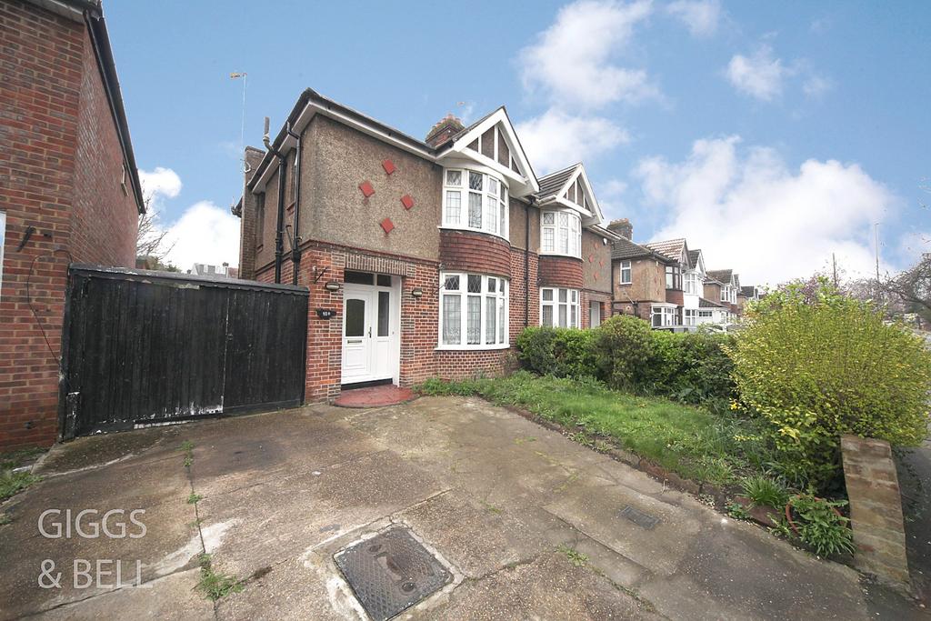 Oakley Road, Luton, Bedfordshire, LU4 3 bed semidetached house for