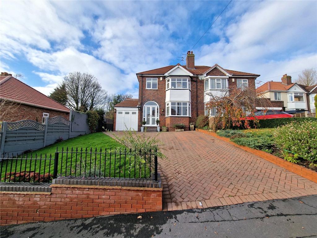 Oakham Avenue, Dudley, West Midlands, DY2 3 bed semidetached house £310,000