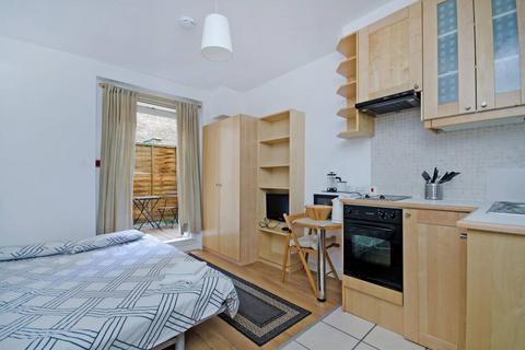 Studio to rent, Fairholme Road, West Kensington, London, W14