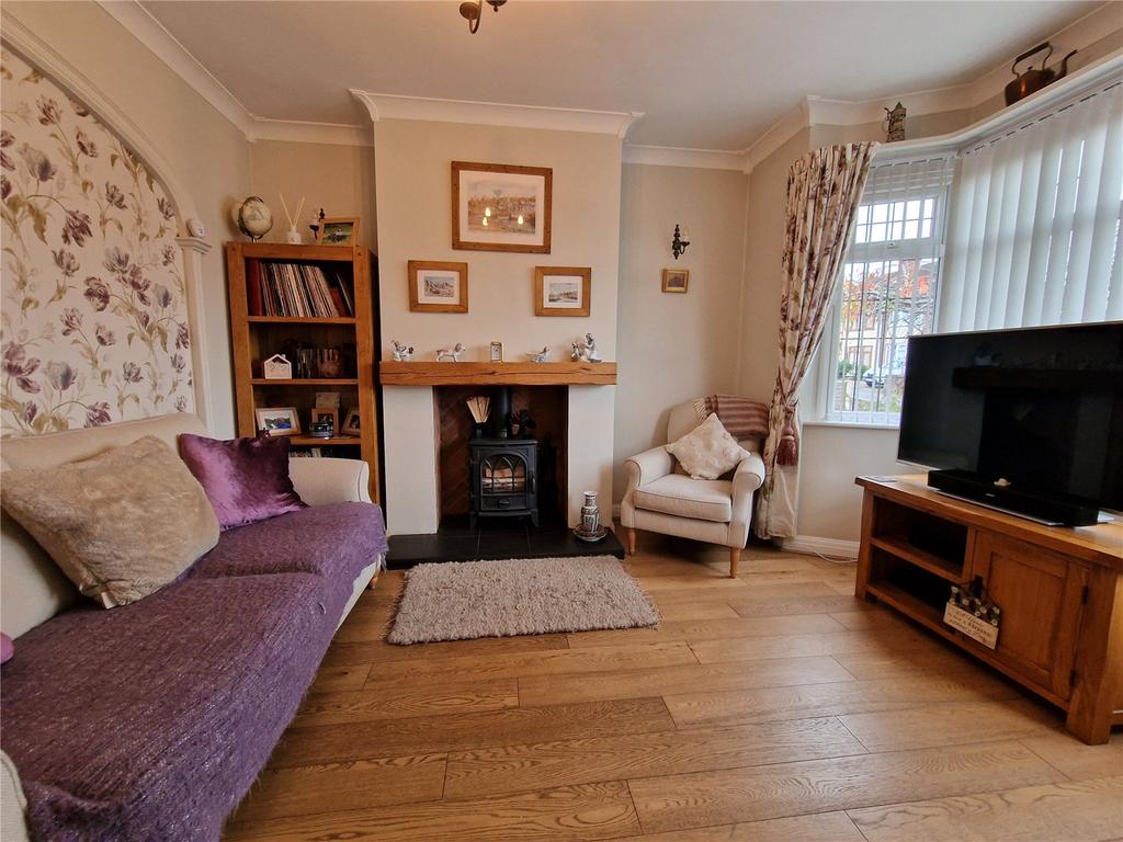 Oakham Avenue, Dudley, West Midlands, DY2 3 bed semidetached house £310,000