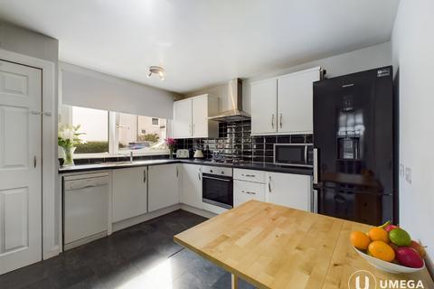 17 Bughtlin Gardens, Edinburgh, EH12 8XB