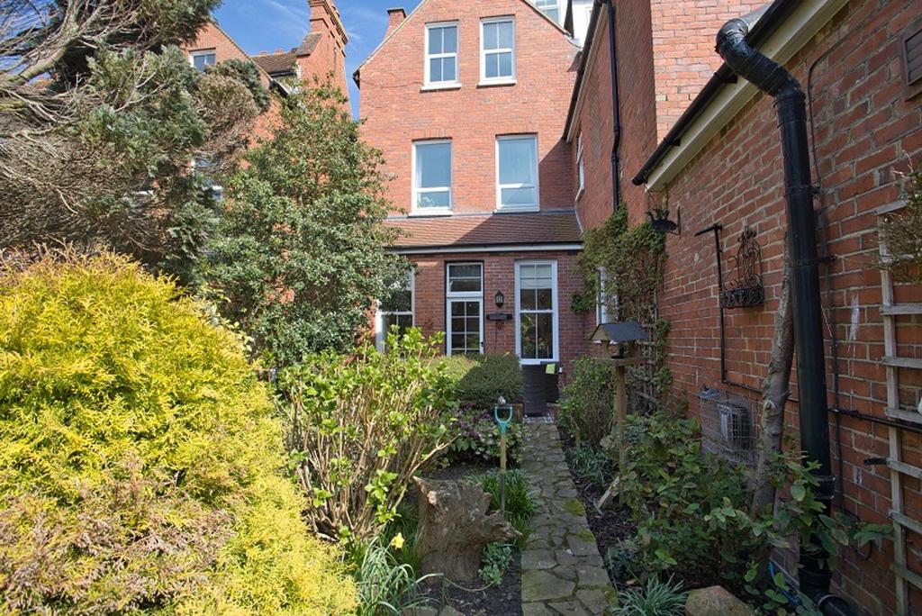Grimston Avenue, Folkestone, CT20 2 bed ground floor flat £335,000