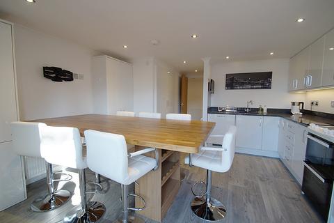 104 Chew Valley Road, Greenfield, Oldham, OL3 7DB