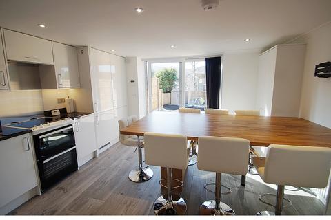 104 Chew Valley Road, Greenfield, Oldham, OL3 7DB