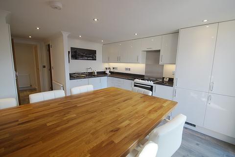 104 Chew Valley Road, Greenfield, Oldham, OL3 7DB