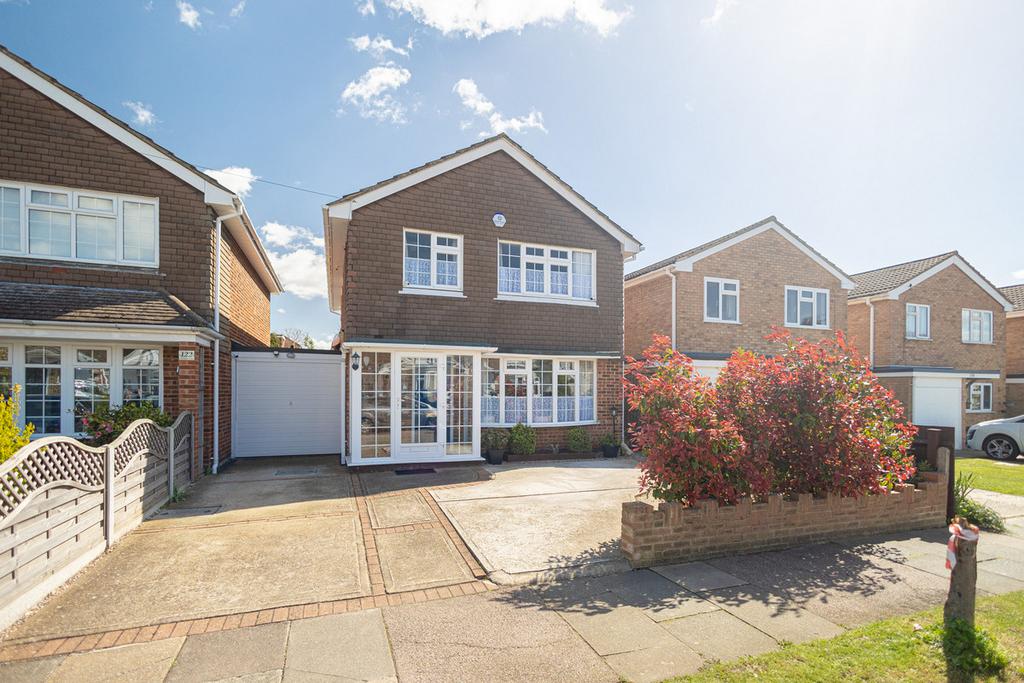 Flemming Avenue, Leighonsea, SS9 4 bed link detached house £500,000