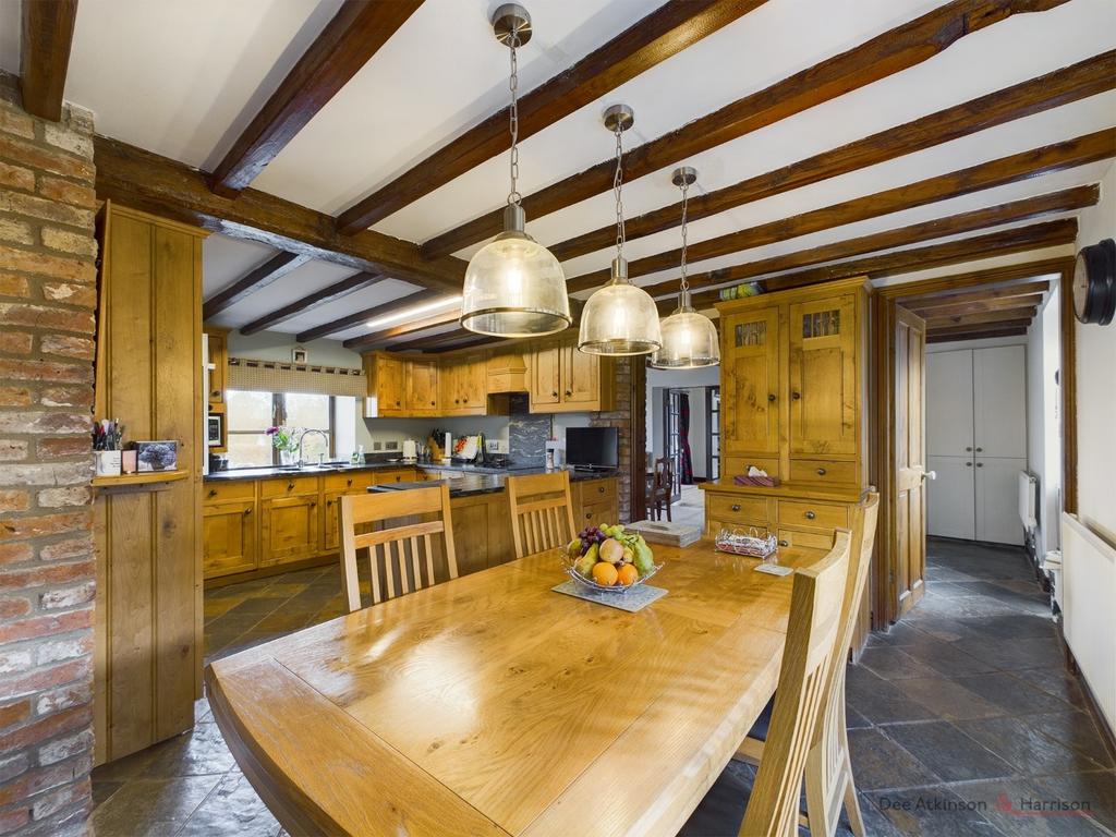 Kitchen/Breakfast Area