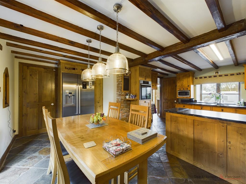 Kitchen/Breakfast Area