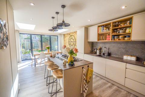 22 Warburton Road, Twickenham, TW2 6EP