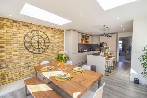 22 Warburton Road, Twickenham, TW2 6EP