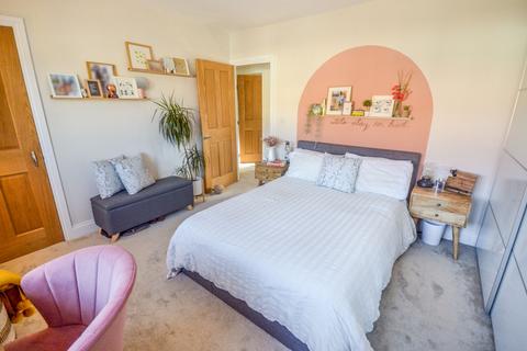 22 Warburton Road, Twickenham, TW2 6EP