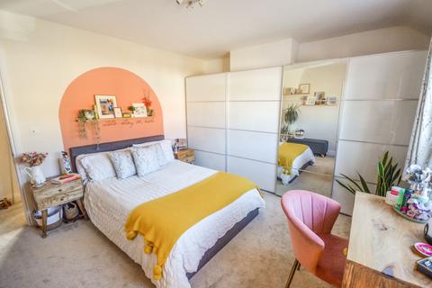 22 Warburton Road, Twickenham, TW2 6EP