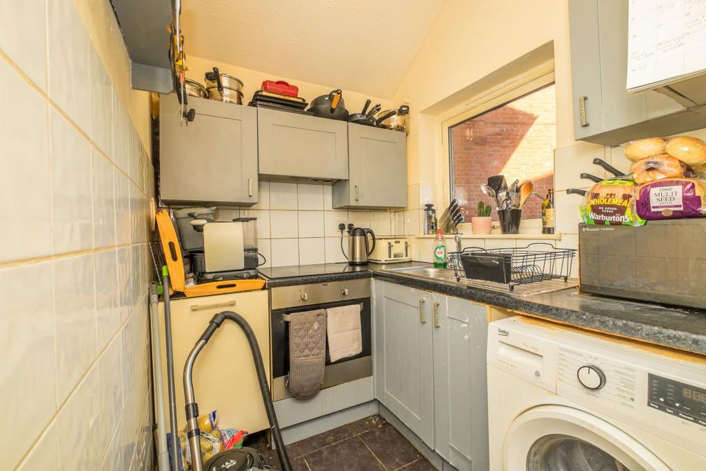Flat 2, 42 Frimley Road, Camberley... 1 bed flat £90,000