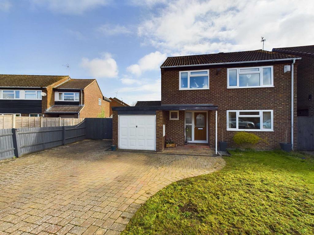 Bakers Walk, Weston Turville 4 bed detached house £600,000