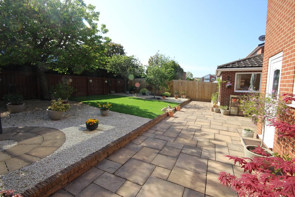 Hascombe Close, Beaumont Park, Whitley Bay, NE25 9XQ 5 bed detached ...